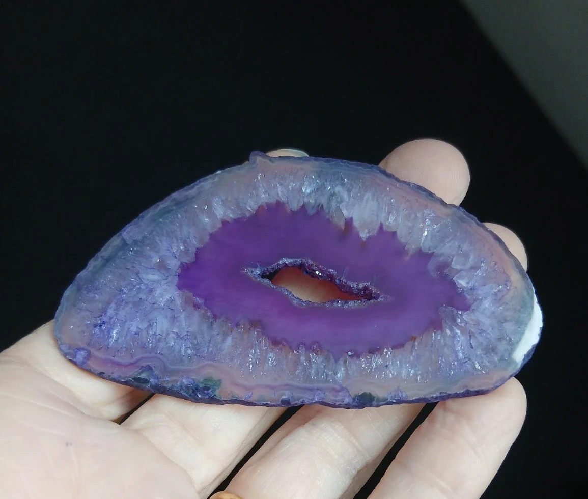 Tranche agate fine teintée violette 26,29 g / 8 x 4,3 cm qualité B - Brésil
